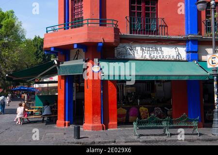 Historische Gebäude auf Parque Centenario und Felipe Carrillo Puerto Street im historischen Zentrum von Coyoacan, Mexiko-Stadt CDMX, Mexiko. Stockfoto