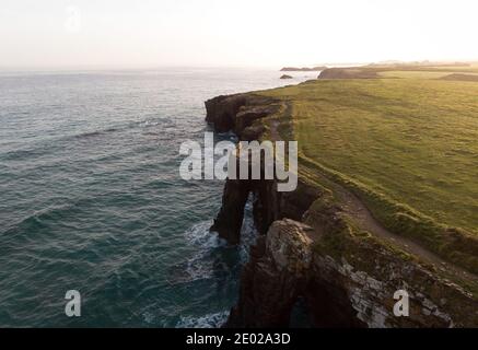 Luftaufnahme von massiven natürlichen Bögen in Praia als Catedrais Kathedralen Strand bei Ribadeo Galicien in Spanien bei Flut Stockfoto