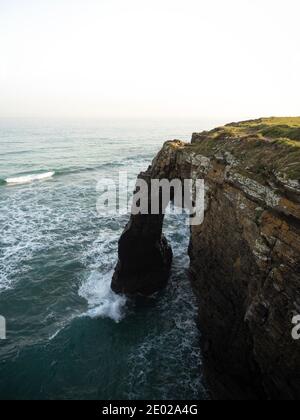 Massive natürliche Bögen in Praia als Catedrais Kathedralen Strand in der Nähe Ribadeo Galicia in Spanien bei Flut Stockfoto