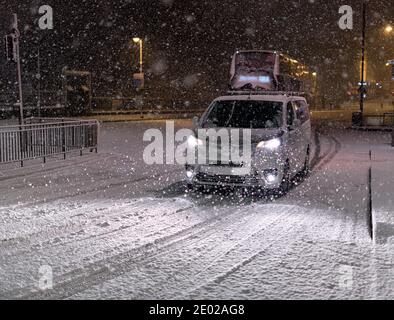 Di 29. Dezember 2020. Edinburgh, Großbritannien. Sturm Bella bedeckt die schottische Hauptstadt in den frühen Morgenstunden des Dienstag, 29. Dezember 2020. Stockfoto