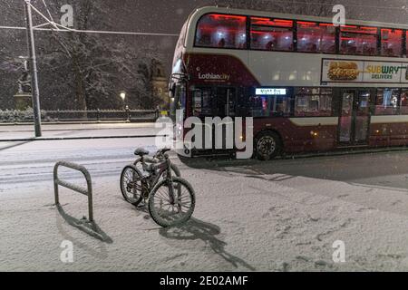 Di 29. Dezember 2020. Edinburgh, Großbritannien. Sturm Bella bedeckt die schottische Hauptstadt in den frühen Morgenstunden des Dienstag, 29. Dezember 2020. Stockfoto