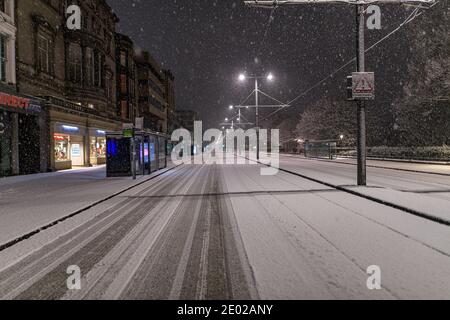 Di 29. Dezember 2020. Edinburgh, Großbritannien. Sturm Bella bedeckt die schottische Hauptstadt in den frühen Morgenstunden des Dienstag, 29. Dezember 2020. Der Blick auf die Princes Street im Stadtzentrum. Stockfoto