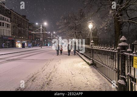 Di 29. Dezember 2020. Edinburgh, Großbritannien. Sturm Bella bedeckt die schottische Hauptstadt in den frühen Morgenstunden des Dienstag, 29. Dezember 2020. Der Blick auf die Princes Street im Stadtzentrum. Stockfoto