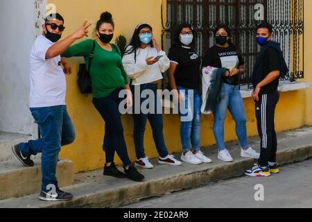Gruppe mexikanischer Jugendlicher mit Gesichtsmasken während der Pandemie Covid19, Izamal, Yucatan, Mexiko Stockfoto