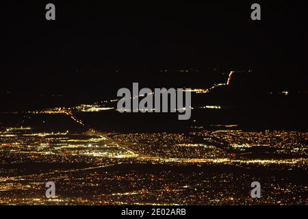 Albuquerque, gesehen von Sandia Crest in der Nacht Stockfoto