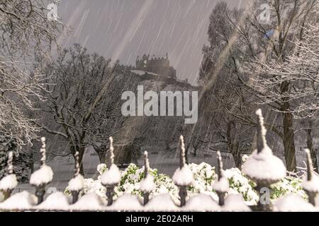 Di 29. Dezember 2020. Edinburgh, Großbritannien. Sturm Bella bedeckt die schottische Hauptstadt in den frühen Morgenstunden des Dienstag, 29. Dezember 2020. Stockfoto