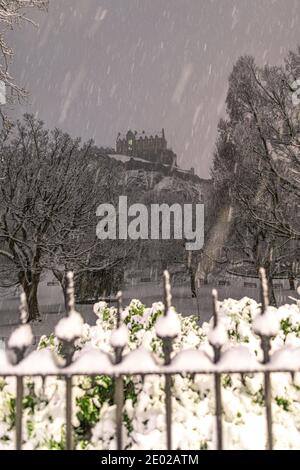 Di 29. Dezember 2020. Edinburgh, Großbritannien. Sturm Bella bedeckt die schottische Hauptstadt in den frühen Morgenstunden des Dienstag, 29. Dezember 2020. Stockfoto