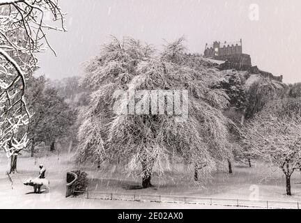 Di 29. Dezember 2020. Edinburgh, Großbritannien. Sturm Bella bedeckt die schottische Hauptstadt in den frühen Morgenstunden des Dienstag, 29. Dezember 2020. Stockfoto