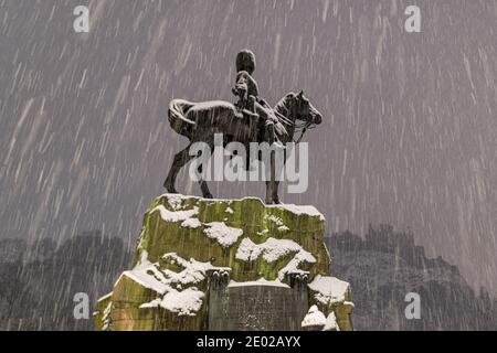 Di 29. Dezember 2020. Edinburgh, Großbritannien. Sturm Bella bedeckt die schottische Hauptstadt in den frühen Morgenstunden des Dienstag, 29. Dezember 2020. Stockfoto