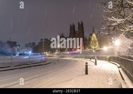 Di 29. Dezember 2020. Edinburgh, Großbritannien. Sturm Bella bedeckt die schottische Hauptstadt in den frühen Morgenstunden des Dienstag, 29. Dezember 2020. Der Blick auf den kultigen Weihnachtsbaum auf dem Hügel. Stockfoto