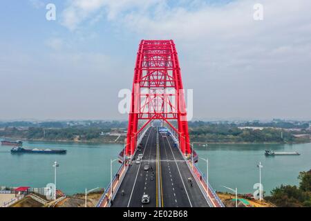 Peking, China. Dezember 2020. Luftaufnahme vom 28. Dezember 2020 zeigt eine Ansicht der dritten Pingnan-Brücke im Bezirk Pingnan, Stadt Guigang in der Autonomen Region Guangxi Zhuang im Süden Chinas. Mit einer Länge von 1,035 Metern wurde die Brücke am Montag fertiggestellt und für den Verkehr geöffnet. Quelle: Cao Yiming/Xinhua/Alamy Live News Stockfoto