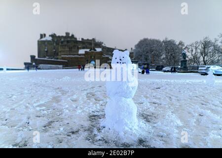 Di 29. Dezember 2020. Edinburgh, Großbritannien. Sturm Bella bedeckt die schottische Hauptstadt in den frühen Morgenstunden des Dienstag, 29. Dezember 2020. Ein Schneemann auf der Esplanade des Edinburgh Castle. Stockfoto