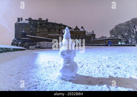 Di 29. Dezember 2020. Edinburgh, Großbritannien. Sturm Bella bedeckt die schottische Hauptstadt in den frühen Morgenstunden des Dienstag, 29. Dezember 2020. Ein Schneemann auf der Esplanade des Edinburgh Castle. Stockfoto