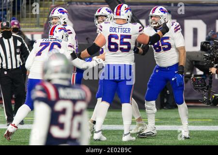 Foxborough, Usa. Dezember 2020. Buffalo Bills Tight End Lee Smith (85) wird von Offensivlineman Ike Boettger (65) gratuliert, nachdem Smith im zweiten Quartal gegen die New England Patriots im Gillette Stadium in Foxborough, Massachusetts am Montag, 28. Dezember 2020 erzielte. Foto von Matthew Healey/UPI Kredit: UPI/Alamy Live Nachrichten Stockfoto