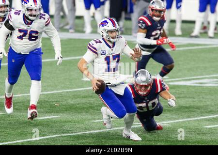 Foxborough, Usa. Dezember 2020. Buffalo Bills Quarterback Josh Allen (17) kriegt Feld auf einen Torwart, während von New England Patriots Defensivlineman Chase Winovich (50) in der zweiten im Gillette Stadium in Foxborough, Massachusetts am Montag, 28. Dezember 2020 gejagt. Foto von Matthew Healey/UPI Kredit: UPI/Alamy Live Nachrichten Stockfoto