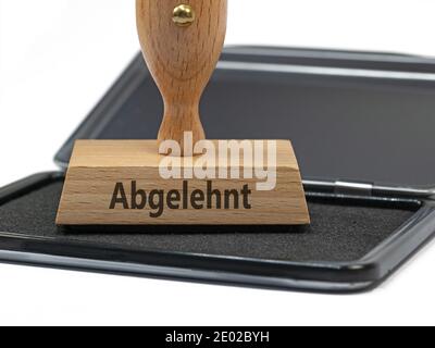 Holzstempel mit der Aufschrift 'Abgelehnt', Übersetzung 'abgelehnt' Stockfoto