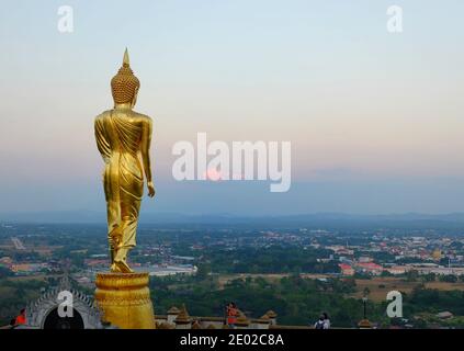 Nan / Thailand - 2019/12/30: Wat Phra That Khao Noi Tempel in Nordthailand mit einer großen goldenen Standbild Buddha Statue über die Stadt aus Stockfoto