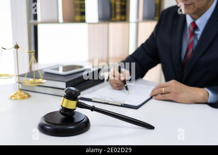 Das private Büro des asiatischen jungen Anwalt arbeiten auf Desktop mit Rechtsfall Dokument am Arbeitsplatz für Berater. Recht, Beratung und Gerechtigkeit conce Stockfoto