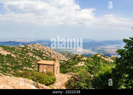 Sant Joan Kapelle in den Bergen von Montserrat Kloster, Katalonien, Barcelona, Spanien Sonnentag blauer Himmel schöne Landschaft Stockfoto