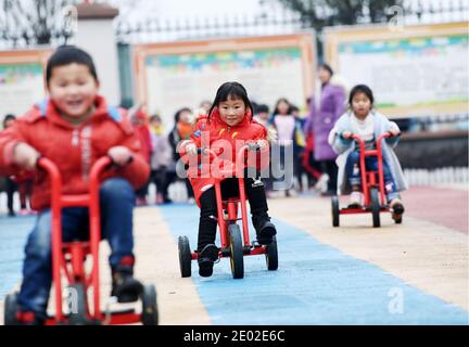 (201229) -- BIJIE, 29. Dezember 2020 (Xinhua) -- Li Qingyi spielt in einem Kindergarten im Bezirk Dafang, südwestlich von Chinas Provinz Guizhou, 24. Dezember 2020. Li Siyu, 8, und seine 6-jährige Schwester Li Qingyi lebten früher im Dorf Hetou als Mitglieder eines von Armut heimgesuchten Haushalts. Sie mussten jeden Tag fast eine Stunde zur Schule gehen. Ihre Eltern arbeiteten in anderen Städten und Li Changde, der 68-jährige Großvater, übernahm die Verantwortung, sie zur und von der Schule zu bringen. Im Jahr 2019 zog die ganze Familie von Li Changde im Rahmen des Projekts zur Armutsbekämpfung in ein neues Stockfoto