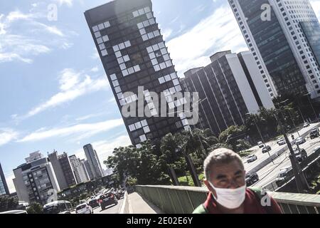 Sao Paulo, Brasilien. Dezember 2020. Ein Gebäude mit Neujahrsgruß 'Happy 2021' dekoriert ist in Sao Paulo, Brasilien, 28. Dezember 2020 gesehen. Brasilien verzeichnete am vergangenen Tag 20,548 neue COVID-19-Fälle, was die nationale Zahl auf 7,504,833 anführte, sagte das Gesundheitsministerium des Landes am Montag. Die landesweite Zahl der COVID-19-Todesopfer stieg auf 191,570, nachdem in den letzten 24 Stunden 431 weitere Todesfälle gemeldet wurden, teilte das Ministerium mit. Quelle: Rahel Patrasso/Xinhua/Alamy Live News Stockfoto