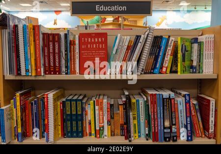 Schulbücher in Regalen, Barnes and Noble, USA Stockfoto