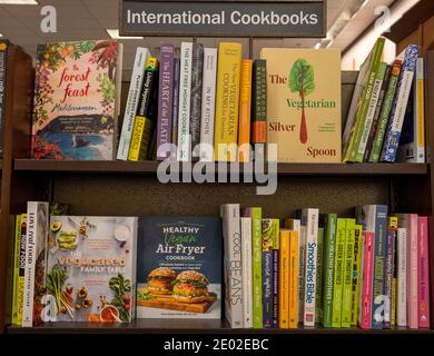 Internationale Kochbücher im Regal, Barnes and Noble, USA Stockfoto