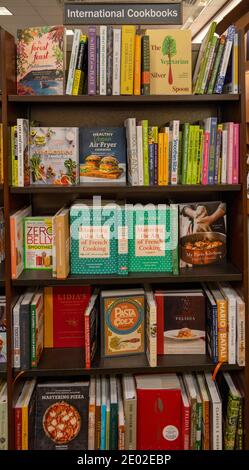 Internationale Kochbücher im Regal, Barnes and Noble, USA Stockfoto