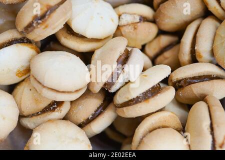 Nahaufnahme von köstlichen Schokoladenkeksen Hintergrund. Direkt aus dem Ofen, frisch gebacken. Stockfoto