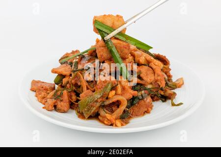 Gebratenes Fleisch auf weißem Hintergrund Stockfoto