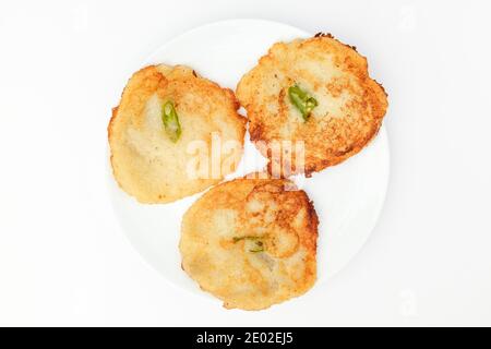 Kartoffelpfannkuchen auf weißem Hintergrund Stockfoto