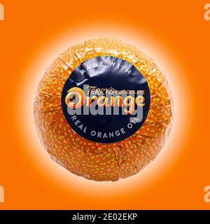 SWINDON, UK - 26. DEZEMBER 2020: Terris Chocolate Orange auf einem orange-weißen Hintergrund Stockfoto