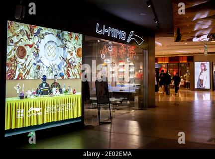 Ein Lining Store in einem Einkaufszentrum. Lining ist eine beliebte Sportartikel-Marke in China, gegründet und von einem berühmten Athleten Li Ning benannt. Stockfoto