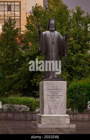 Griechische Priesterstatue in Plateia Mitropoleos außerhalb der Metropolischen Kathedrale von Athen, Athen, Griechenland Stockfoto