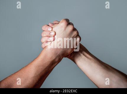 Mann Hand. Zwei Männer Armringen. Armdrücken. Nahaufnahme. Freundliche Handshake, Freundschaftsgrüße, Teamarbeit, Freundschaft. Handschlag, Arme, Freundschaft Stockfoto