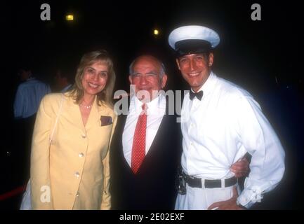 Los Angeles, Kalifornien, USA 29. April 1996 Schauspieler Ed Asner, Cindy Gilmore und Schauspieler Robert Gant besuchen MTV's TV Land Launch Party am 29. April 2020 in den Paramount Studios in Los Angeles, Kalifornien, USA. Foto von Barry King/Alamy Stockfoto Stockfoto