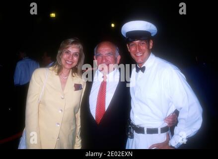 Los Angeles, Kalifornien, USA 29. April 1996 Schauspieler Ed Asner, Cindy Gilmore und Schauspieler Robert Gant besuchen MTV's TV Land Launch Party am 29. April 2020 in den Paramount Studios in Los Angeles, Kalifornien, USA. Foto von Barry King/Alamy Stockfoto Stockfoto