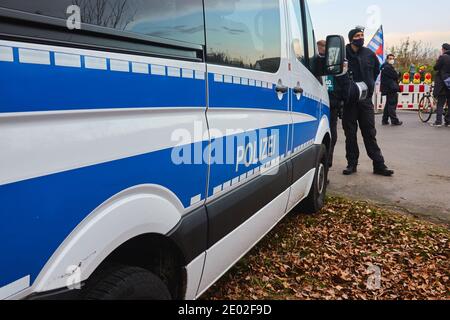 Braunschweig, 05. Dezember 2020: Schräge Seitenansicht eines blau-weißen deutschen Polizeitransporters Stockfoto