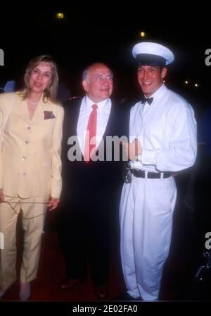 Los Angeles, Kalifornien, USA 29. April 1996 Schauspieler Ed Asner, Cindy Gilmore und Schauspieler Robert Gant besuchen MTV's TV Land Launch Party am 29. April 2020 in den Paramount Studios in Los Angeles, Kalifornien, USA. Foto von Barry King/Alamy Stockfoto Stockfoto