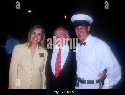 Los Angeles, Kalifornien, USA 29. April 1996 Schauspieler Ed Asner, Cindy Gilmore und Schauspieler Robert Gant besuchen MTV's TV Land Launch Party am 29. April 2020 in den Paramount Studios in Los Angeles, Kalifornien, USA. Foto von Barry King/Alamy Stockfoto Stockfoto