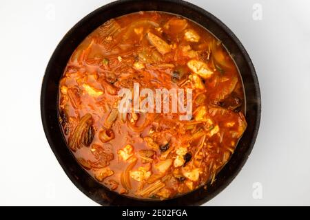 Kimchi-Eintopf auf weißem Hintergrund Stockfoto