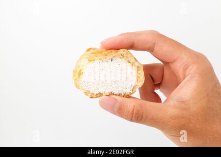 Cremefarbener Puffer auf weißem Hintergrund Stockfoto