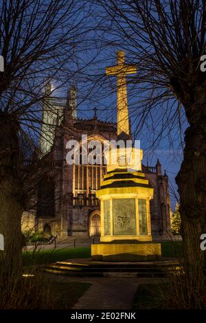 College Green war Memorial beleuchtet vor der Gloucester Cathedral am Weihnachtstag in der Dämmerung. Gloucester, Gloucestershire, Cotswolds, England Stockfoto