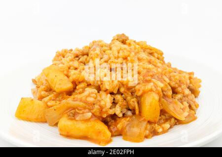 Curryreis auf weißem Hintergrund Stockfoto