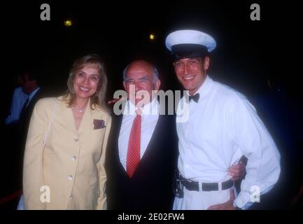 Los Angeles, Kalifornien, USA 29. April 1996 Schauspieler Ed Asner, Cindy Gilmore und Schauspieler Robert Gant besuchen MTV's TV Land Launch Party am 29. April 2020 in den Paramount Studios in Los Angeles, Kalifornien, USA. Foto von Barry King/Alamy Stockfoto Stockfoto