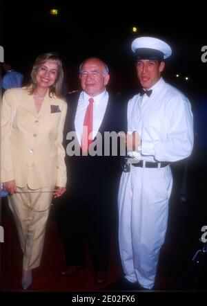 Los Angeles, Kalifornien, USA 29. April 1996 Schauspieler Ed Asner, Cindy Gilmore und Schauspieler Robert Gant besuchen MTV's TV Land Launch Party am 29. April 2020 in den Paramount Studios in Los Angeles, Kalifornien, USA. Foto von Barry King/Alamy Stockfoto Stockfoto