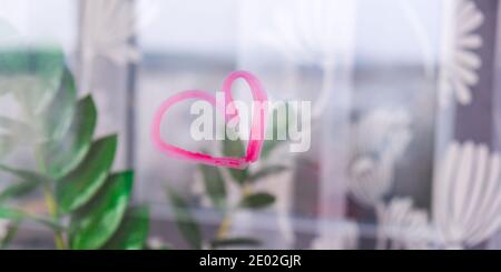 Herz auf Glas mit Lippenstift gemalt. Valentinstag. Liebe und Romantik. Herz gezeichnet von einem Lippenstift. Angezeigt. Lippenstift mit Beschriftung Stockfoto