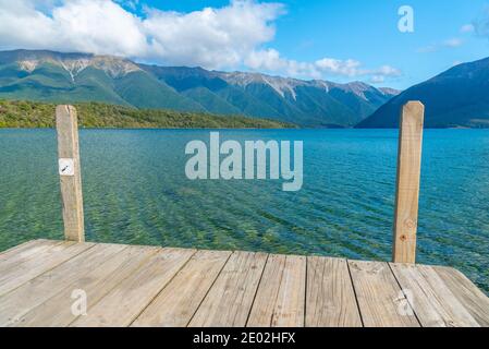 Holzsteg am See Rotoiti in Neuseeland Stockfoto