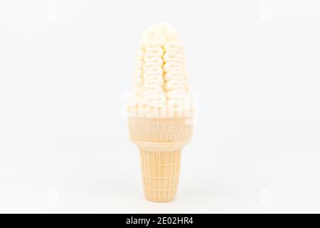 Weicheis auf weißem Hintergrund Stockfoto