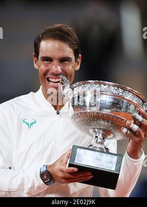 Peking, Frankreich. Oktober 2020. Rafael Nadal aus Spanien feiert mit seiner Trophäe während der Preisverleihung nach dem Gewinn des Männer-Einzel-Finalmatches gegen Novak Djokovic aus Serbien beim French Open Tennisturnier 2020 bei Roland Garros in Paris, Frankreich, 11. Oktober 2020. Nadal gewann 2020 einen Rekord-verlängerten 13. French Open. Der Spanier hat jetzt 20 Grand-Slam-Titel, die Roger Federers Männer-Rekord aller Zeiten binden. Der 34-Jährige wurde auch der vierte männliche Spieler, der 1,000 Tour-Level-Siege im November zu erreichen. Kredit: Gao Jing/Xinhua/Alamy Live Nachrichten Stockfoto